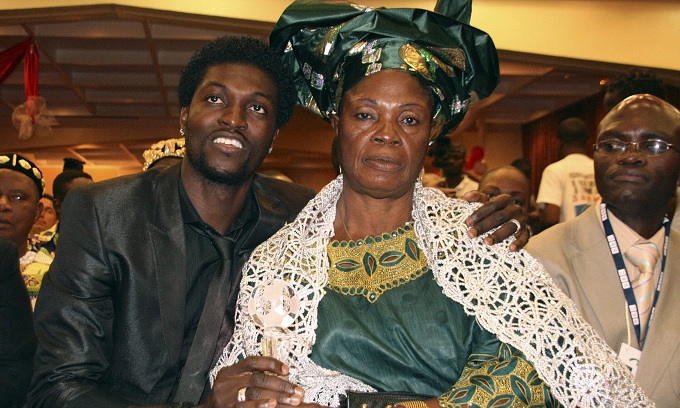 2 mẹ con Adebayor đã từ mặt nhau